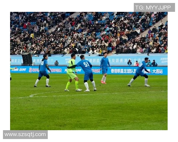 足球明星进球庆祝瞬间合拍展现激情与团队精神的完美结合