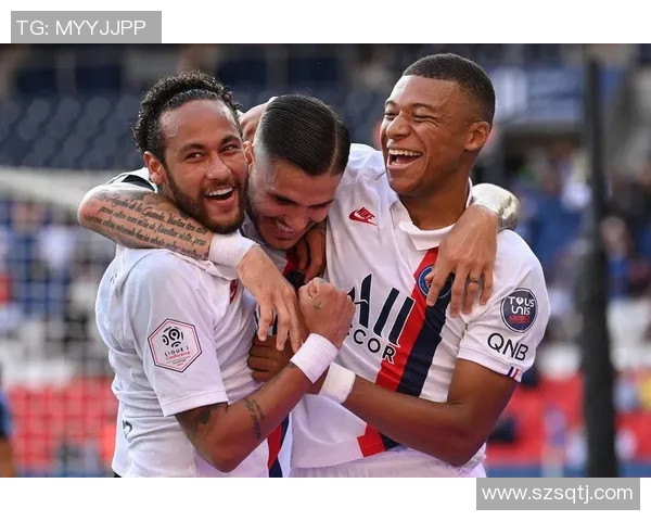 中国足球明星齐聚一堂合影留念展现团结与友谊的精彩瞬间